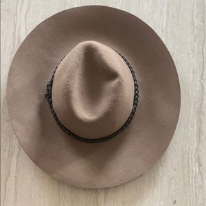 Floppy, Nude wool hat with leather embellishments
